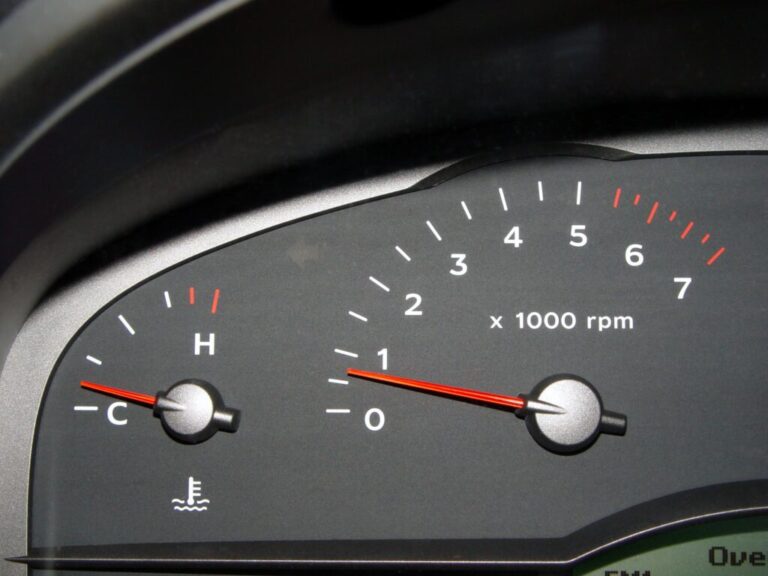 ¿A cuántas revoluciones debe estar un coche en ralentí?