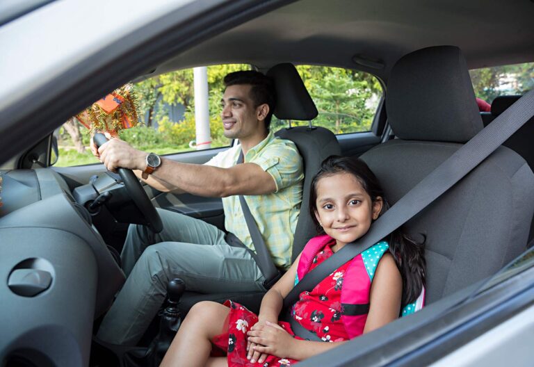 ¿A partir de qué edad pueden ir los niños delante en el coche?