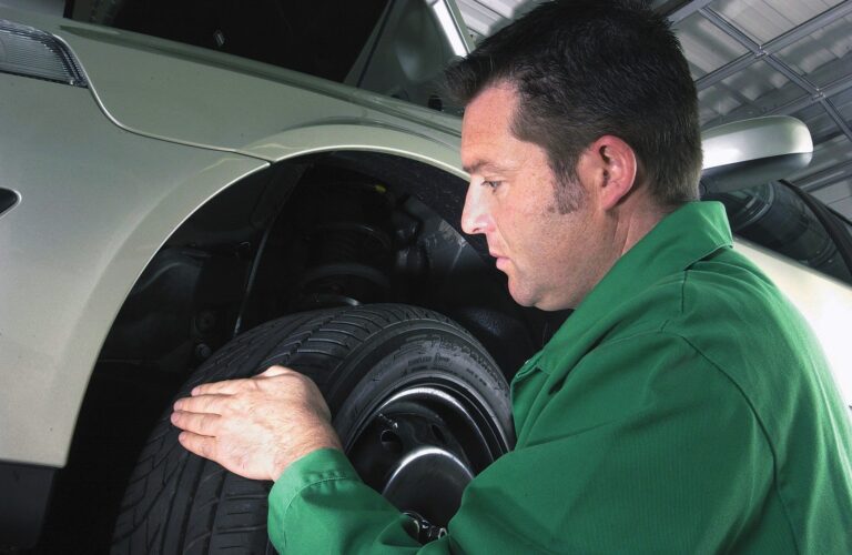 ¿Cada cuánto tiempo debe comprobar la presión de los neumáticos?