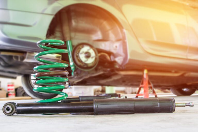 ¿Cada cuánto tiempo es recomendable revisar el estado de los amortiguadores?