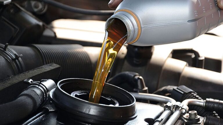 ¿Cada cuánto tiempo hay que cambiar el aceite del coche?