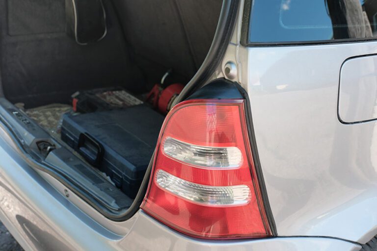 Cómo abrir el maletero de un coche sin la llave