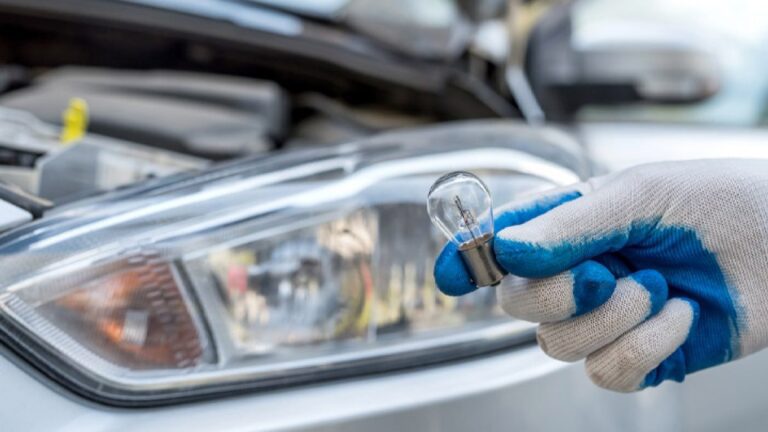 Cómo cambiar la bombilla del faro de un coche