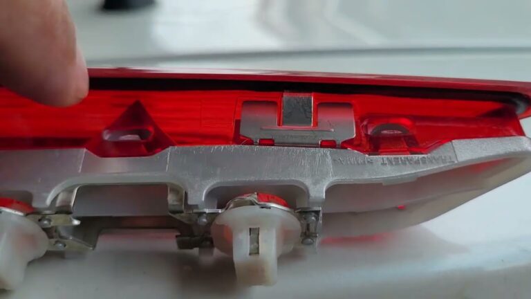 Cómo cambiar la tercera luz de freno Citroën C3