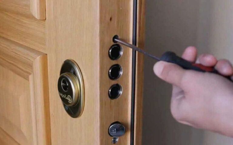 Cómo cambiar un bombín de una puerta blindada