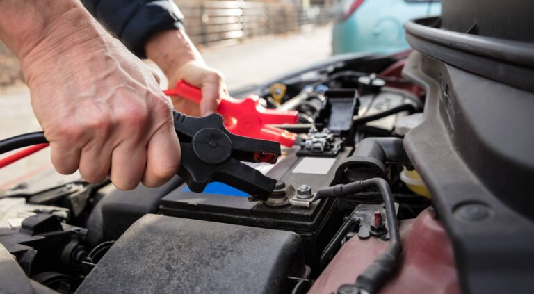 Cómo cargar la batería del coche con pinzas