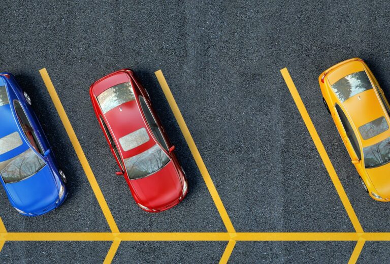 Cómo debe colocar su vehículo al parar o estacionar