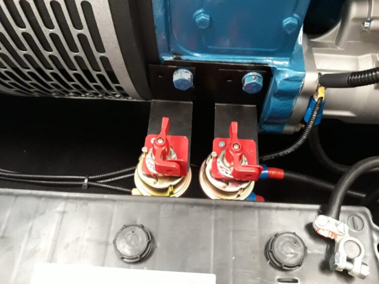 Cómo instalar un desconectador de batería en un coche
