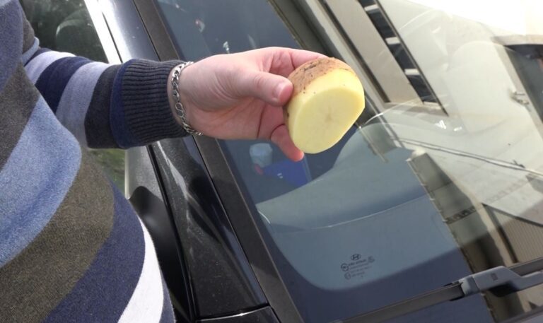 Cómo limpiar los cristales del coche para que no se empañen