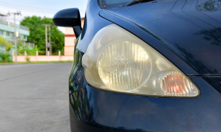Cómo limpiar los faros del coche quemados por el sol