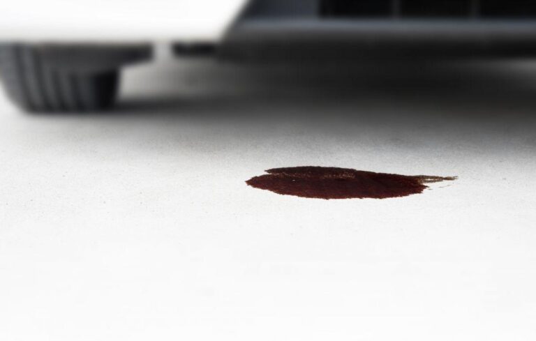 Cómo limpiar manchas de aceite de coche en el suelo