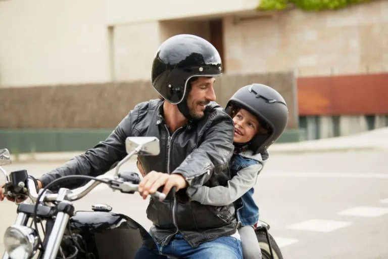 ¿Cuál es la edad mínima para viajar en una motocicleta?