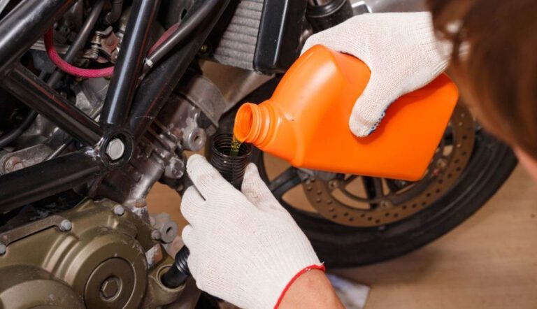 ¿Cuánto hay que cambiar el aceite de la moto?
