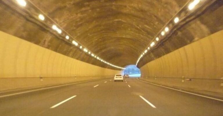 ¿Debe encender la luz de corto alcance en un túnel suficientemente iluminado?