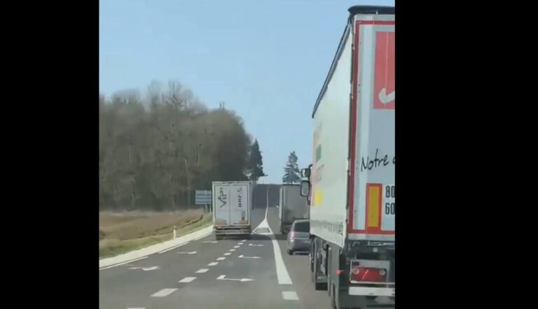 ¿Está permitido adelantar a la vez a estos dos camiones?