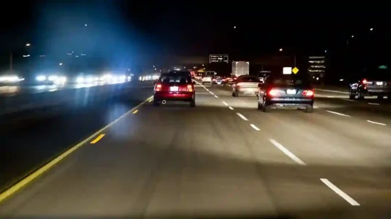 ¿Está permitido circular en poblado con la luz de largo alcance?
