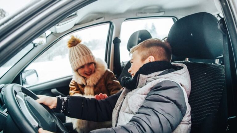 ¿Está permitido que un niño menor de 12 años viaje en el asiento delantero de un turismo?