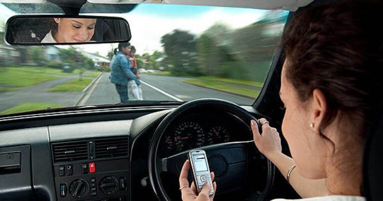 Evitar peligros del teléfono móvil al conducir