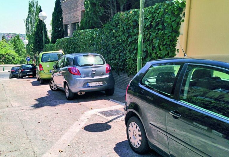 ¿Podrá estacionar su vehículo en la calzada de una vía urbana?