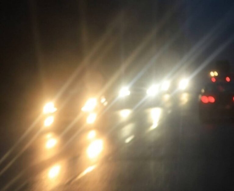 ¿Por qué me deslumbran las luces de los coches?