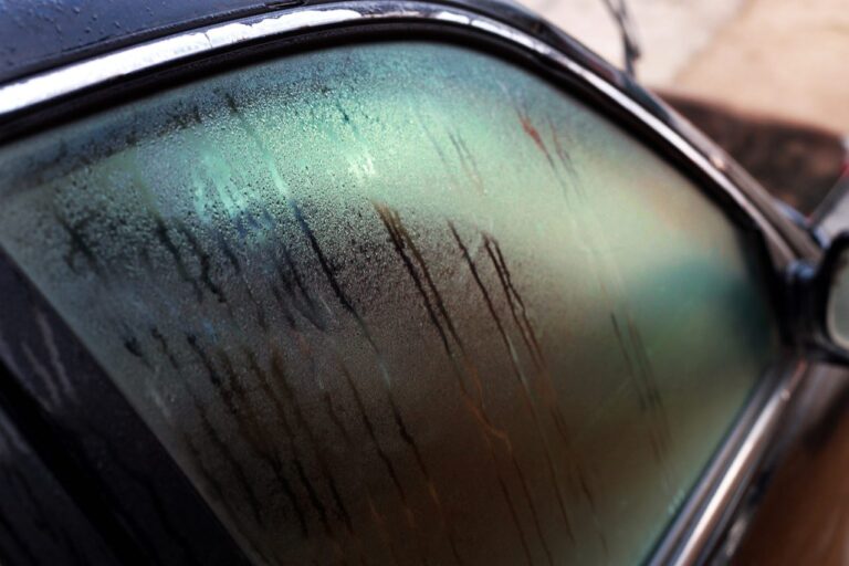 ¿Por qué se empañan los cristales del coche en verano?