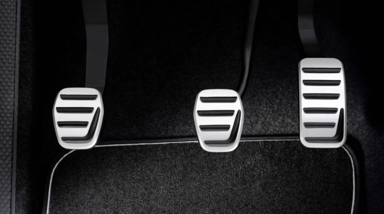 ¿Por qué se siente una sensación de tacto esponjoso al apretar el pedal de freno?