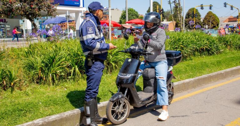 ¿Por qué tipo de vías no pueden circular los ciclomotores?