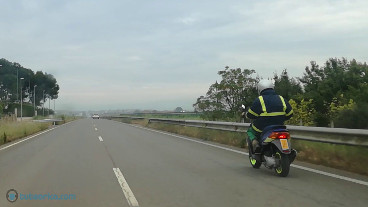 ¿Puede circular un ciclomotor por una vía interurbana sin arcén? ️