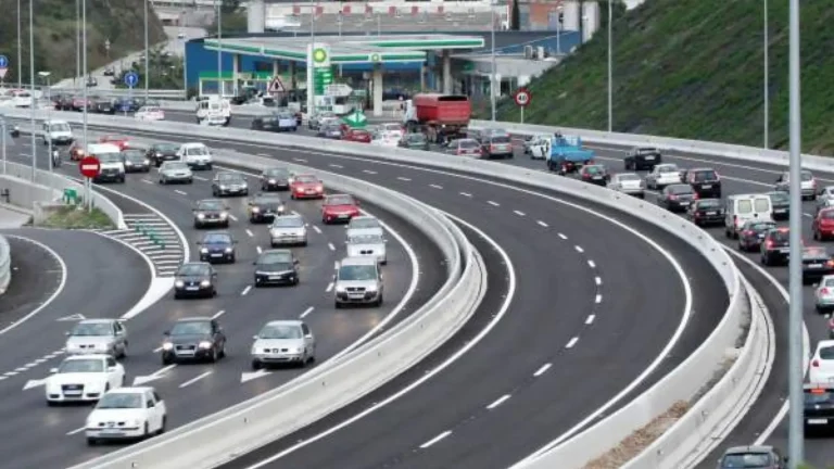 ¿Puede un turismo que arrastra un remolque circular por un carril VAO?