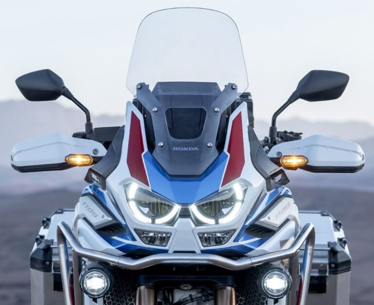 ¿Pueden llevar las motocicletas luz antiniebla delantera?