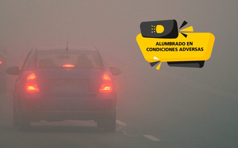 ¿Qué alumbrado antiniebla debe encender en caso de niebla ligera?