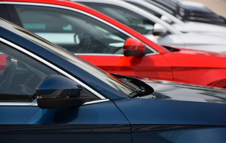 Qué color de coche se ve mejor en carretera