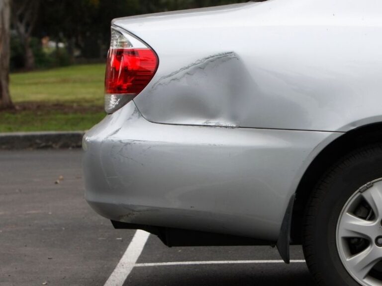 Qué hacer cuando le das un golpe a un coche aparcado