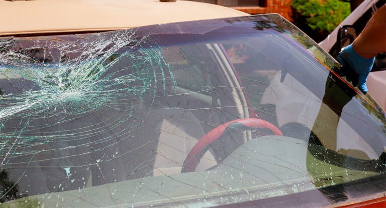 Qué hacer cuando te rompen el cristal del coche