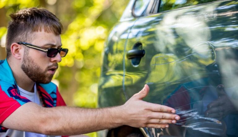Qué hacer si te rayan el coche en la calle
