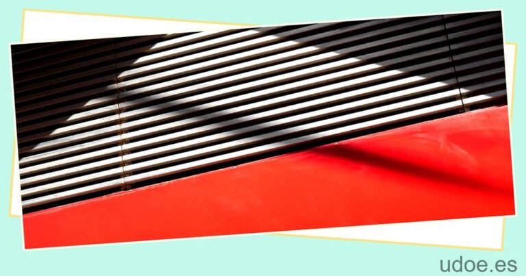 ¿Qué indica el panel de franjas rojas y blancas que lleva este vehículo?