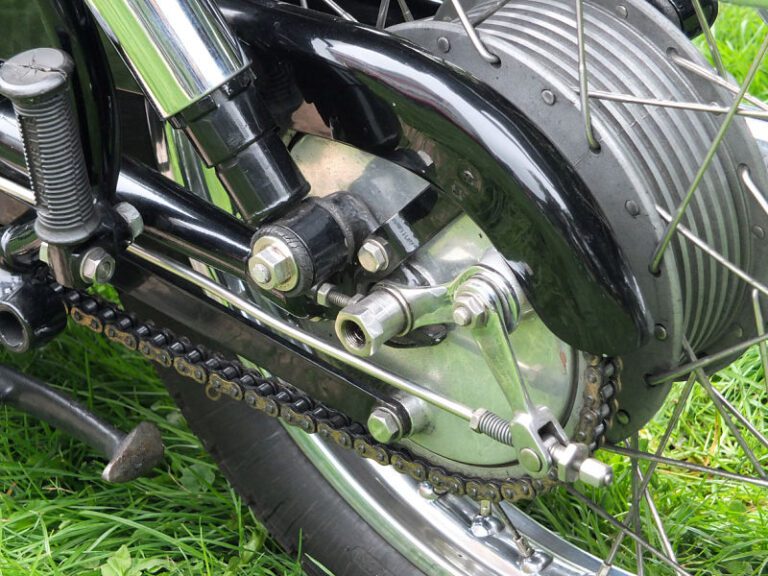 ¿Qué mantenimiento necesitan los frenos de tambor en la motocicleta?