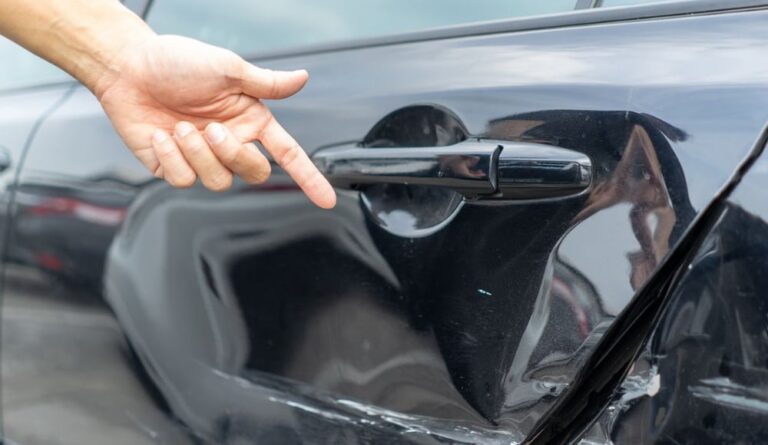 ¿Qué pasa si le doy un golpe a un coche aparcado y me voy?