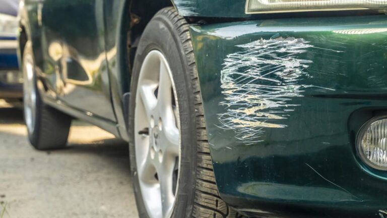 ¿Qué pasa si rozas un coche y te vas?