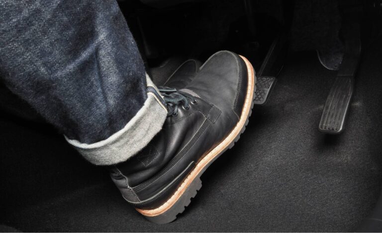 Qué pedales se deben pisar ante una frenada de emergencia con ABS