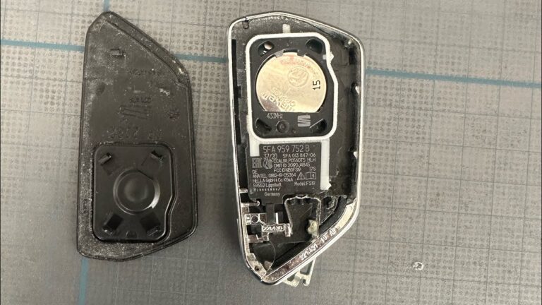 Qué pila lleva el mando del Seat León