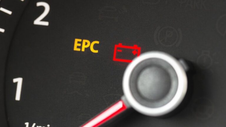 ¿Qué quiere decir EPC en el tablero del auto?