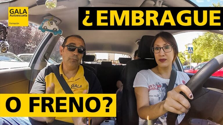 ¿Qué se pisa primero el freno o el embrague?