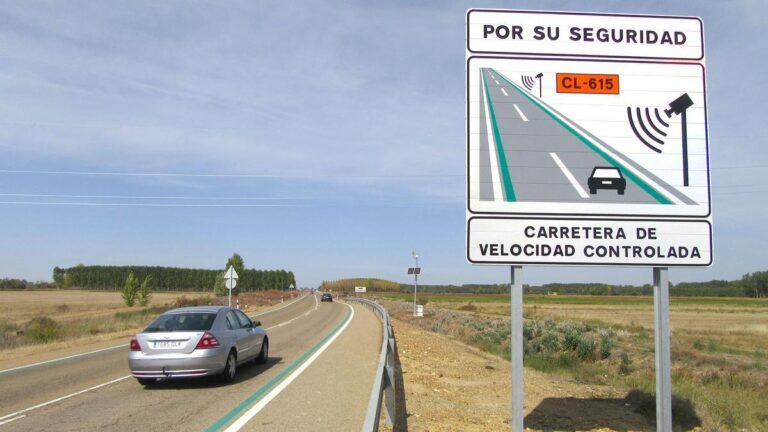 Qué significa la línea azul continua en la carretera