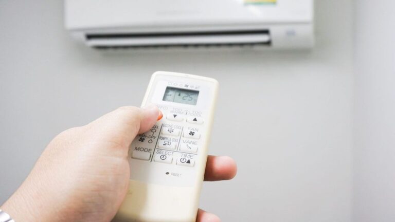 Qué significan los símbolos del mando del aire acondicionado