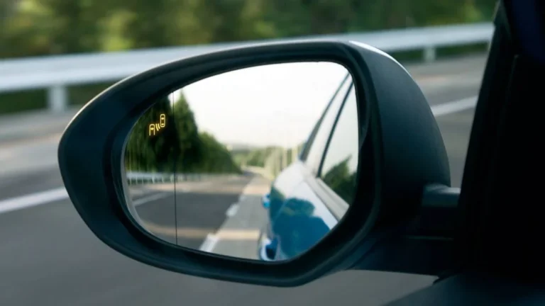 ¿Se puede circular con el espejo retrovisor izquierdo roto?