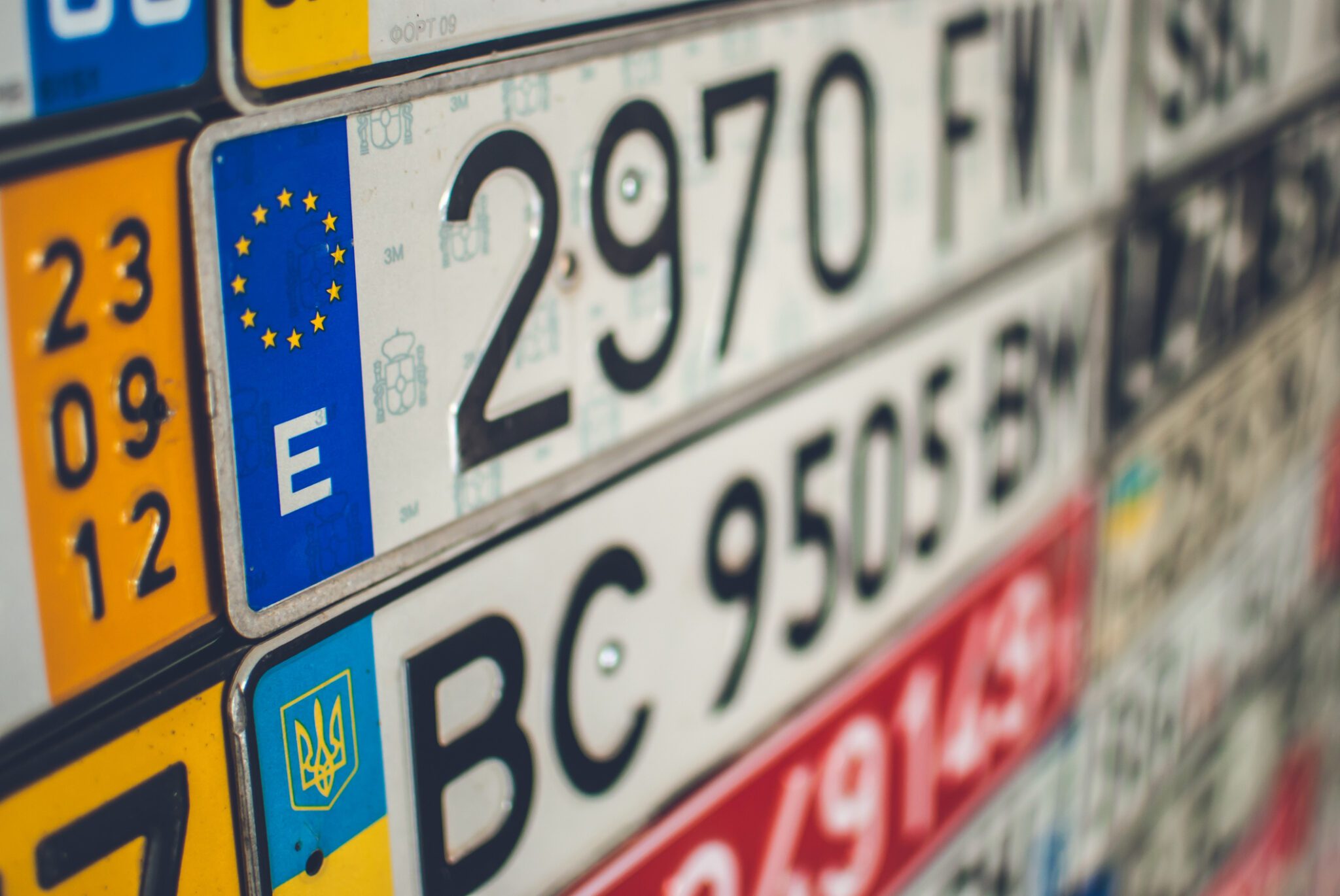 Placas Letras Rojas ¿Se puede circular con placas rojas por Europa? ️