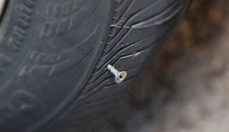 ¿Se puede circular con un clavo en la rueda?