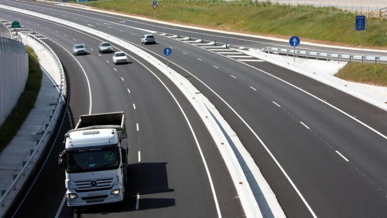 ¿Se puede circular por el carril izquierdo en autopista?