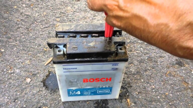 ¿Se puede echar agua normal a la batería del coche?